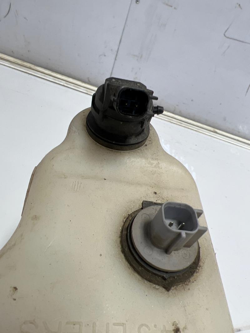 2008 Dodge Charger Washer Bottle