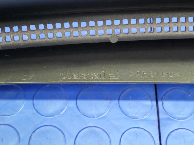 2010 Land Rover Range Rov Fender Moulding