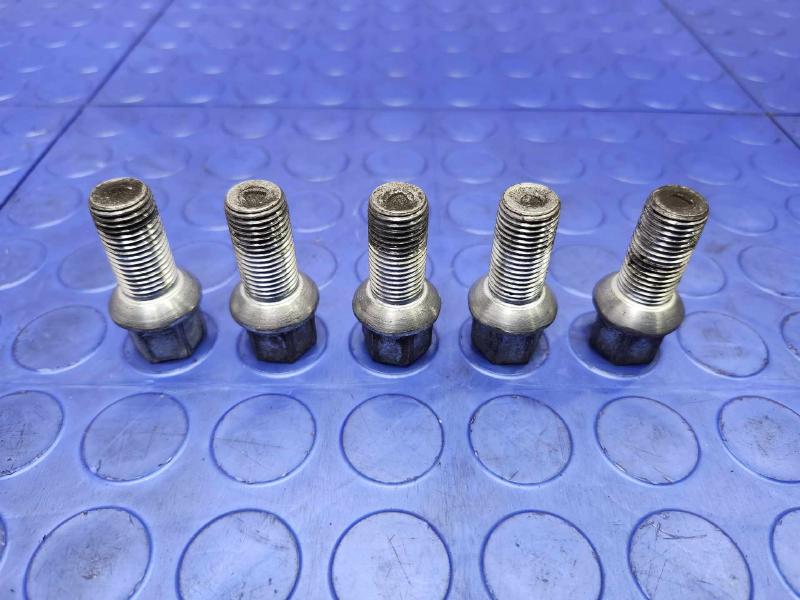 2013 Volkswagen Beetle Lug Nuts
