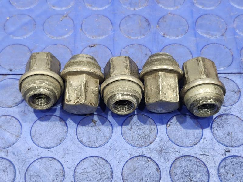 2014 Jeep Grand Cherokee Lug Nuts