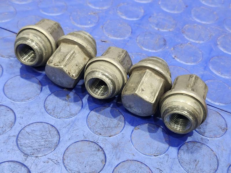 2014 Jeep Grand Cherokee Lug Nuts
