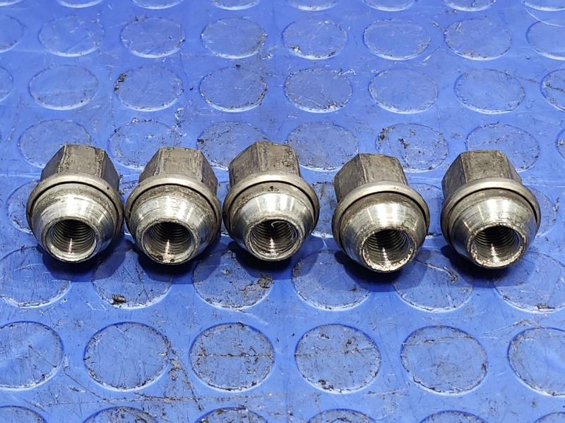 2015 Jeep Grand Cherokee Lug Nuts