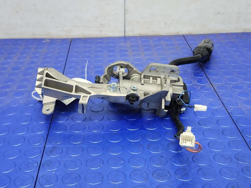 2019 Nissan Titan Floor Shifter