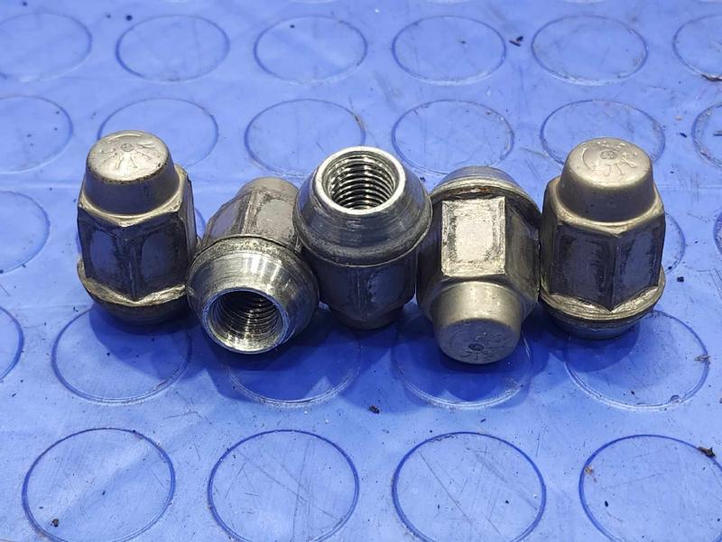 2010 Chevrolet Impala Lug Nuts