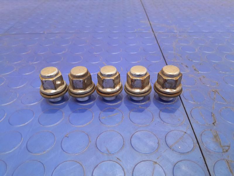 2011 Toyota Prius Lug Nuts