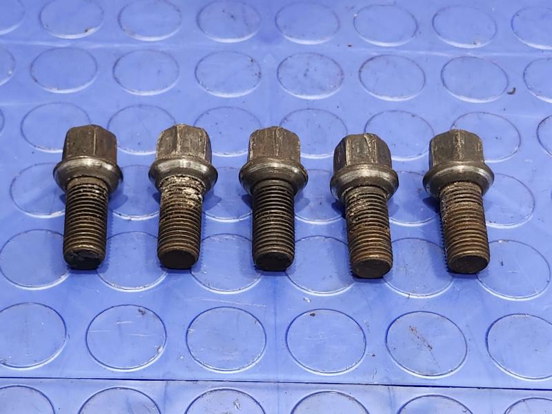 2005 Volkswagen Jetta Lug Nuts