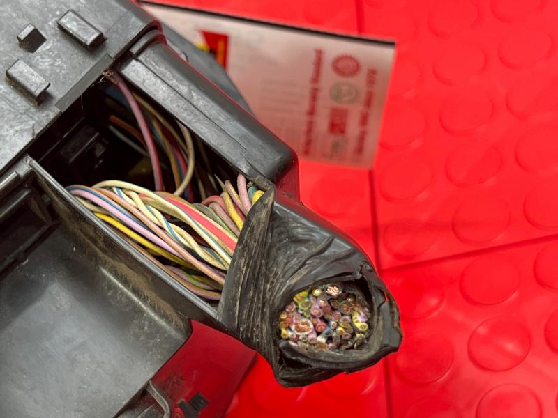 2012 Ford Taurus Engine Fuse Box