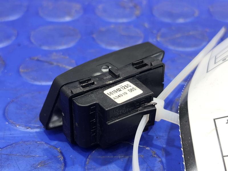 2020 Volkswagen Passat Door Switch Front