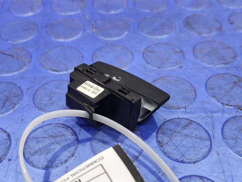 2020 Volkswagen Passat Door Switch Front