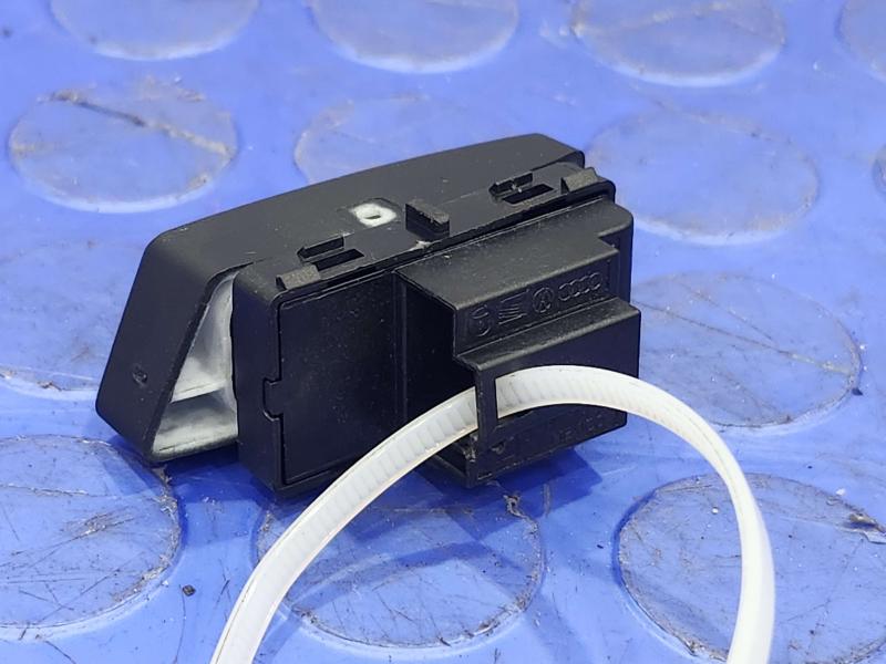 2020 Volkswagen Passat Door Switch Front