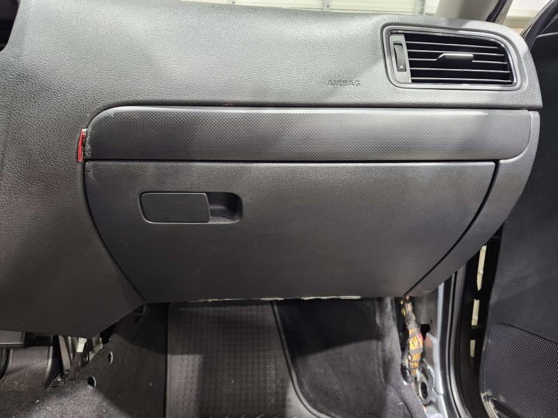 2016 Volkswagen Jetta Glove Box
