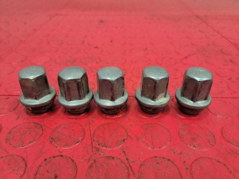 2008 Saturn Vue Lug Nuts