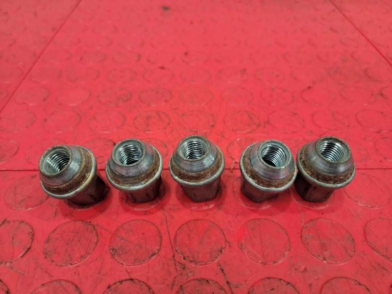 2008 Saturn Vue Lug Nuts
