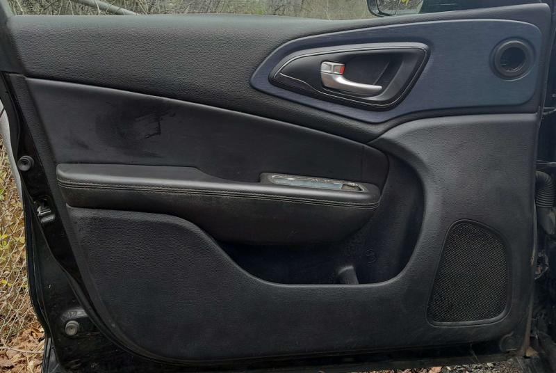 2016 Chrysler 200 Front Door Trim Panel