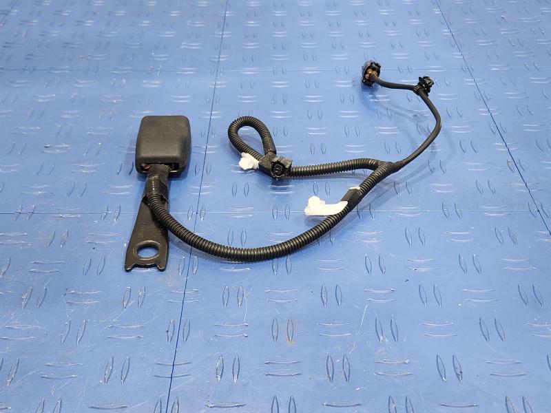2013 Toyota Yaris Front Seat Belt