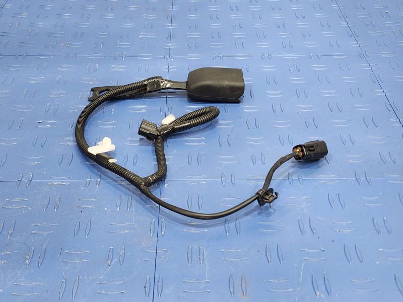 2013 Toyota Yaris Front Seat Belt