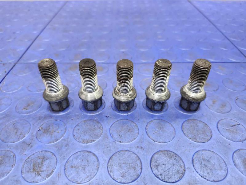 2013 Volkswagen Jetta Lug Nuts