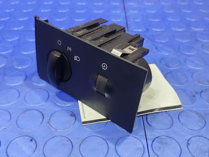 2005 Ford F-350 Super Duty Headlight Switch (Dash Mtd)