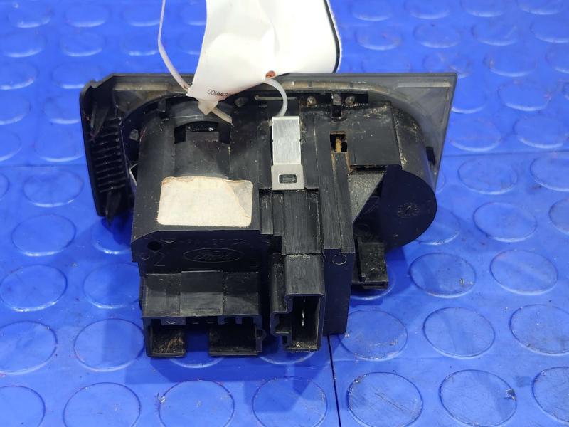 2005 Ford F-350 Super Duty Headlight Switch (Dash Mtd)