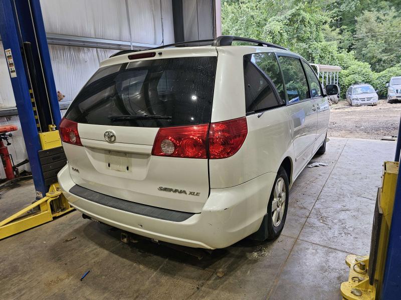 2009 Toyota Sienna Center Cap