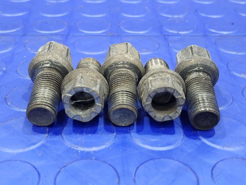 2016 Volkswagen Jetta Lug Nuts