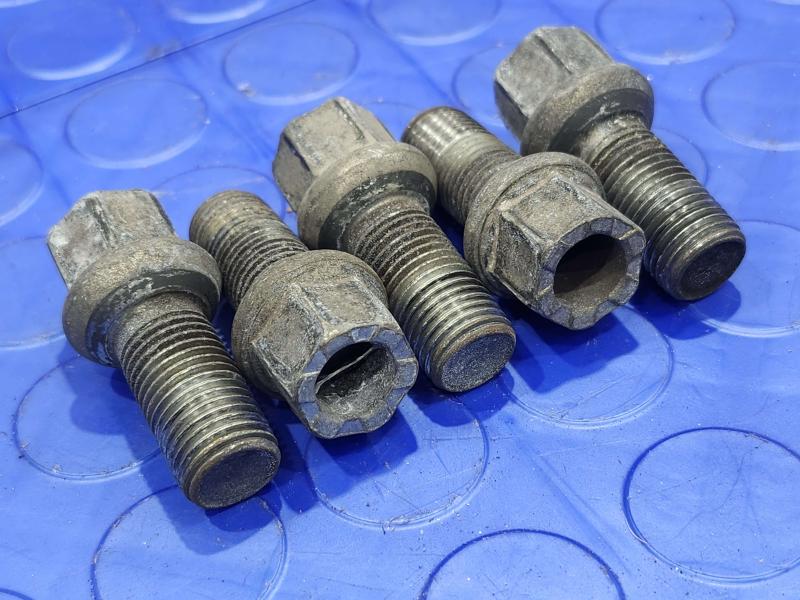 2016 Volkswagen Jetta Lug Nuts