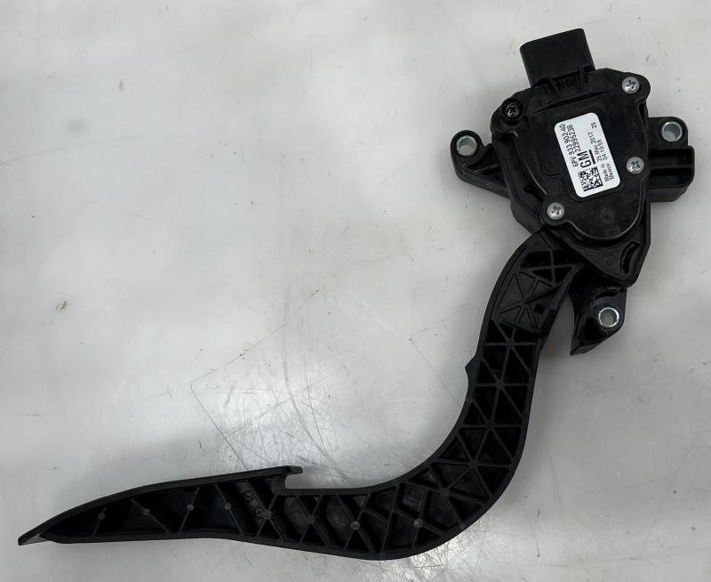 2017 - 2020 GMC Acadia Accelerator Pedal Assembly OEM 22995238
