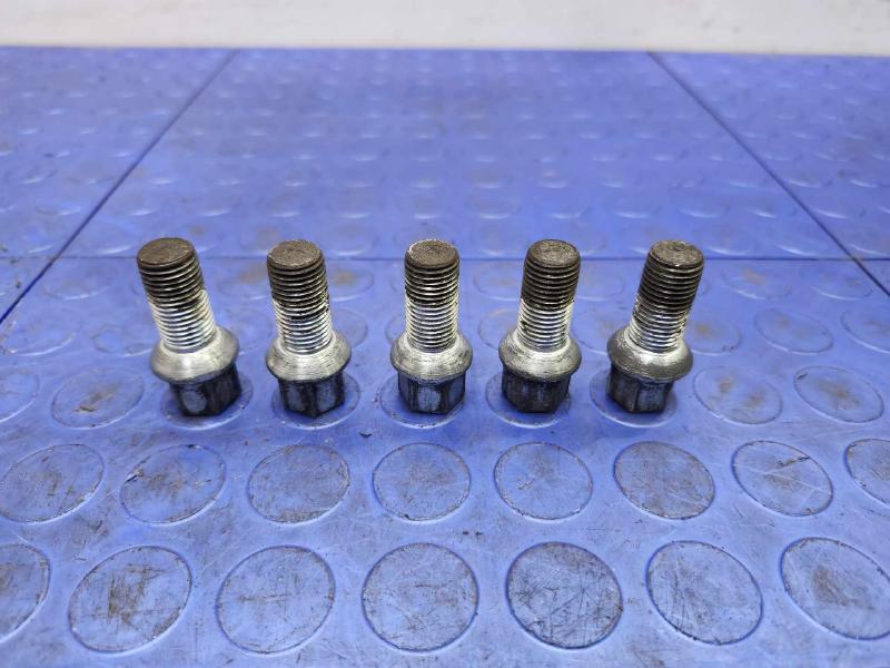 2013 Volkswagen Jetta Lug Nuts