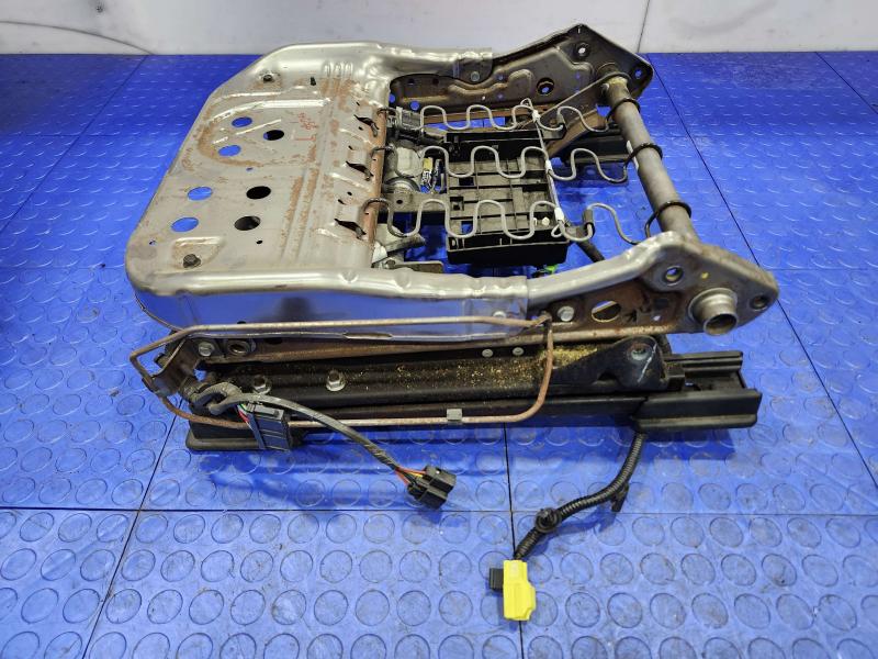 2013 Chrysler 300 Seat Track