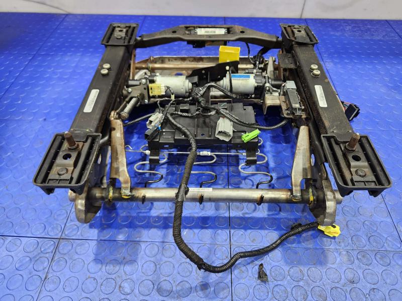 2013 Chrysler 300 Seat Track