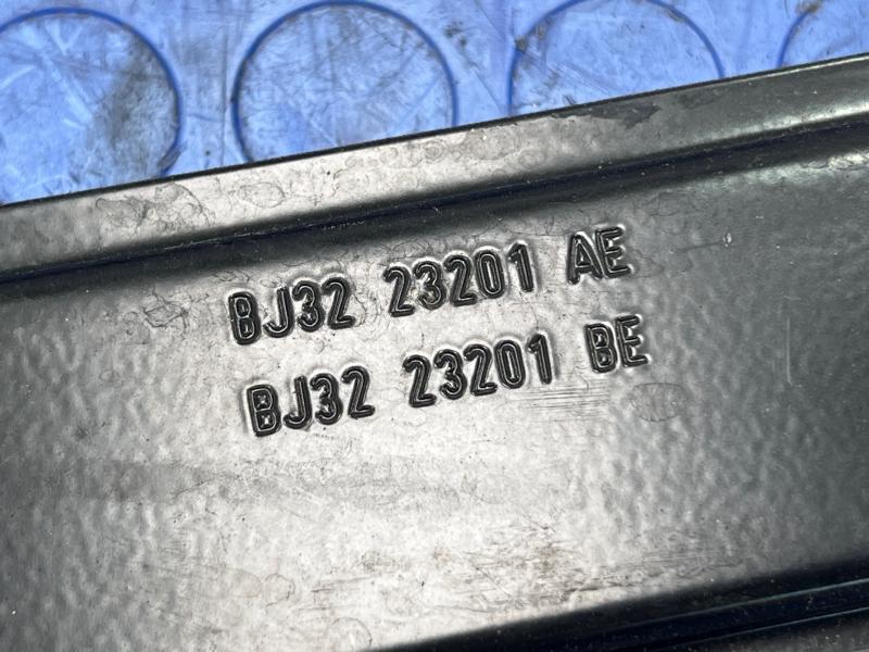 2012 Land Rover Evoque Front Door Regulator
