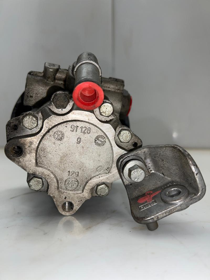 2010 - 2015 Jaguar XF 5.0L Power Steering Pump Assembly OEM C2P14021