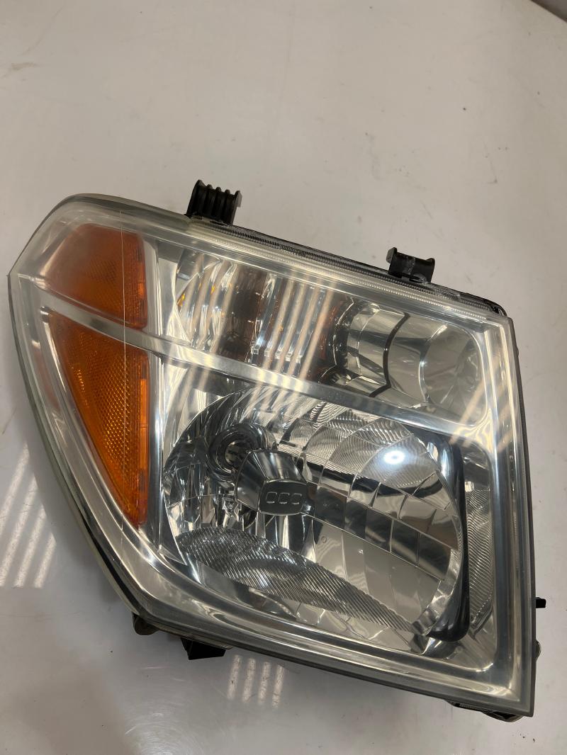 2005 - 2008 Nissan Frontier Headlight Assembly RH Passenger Side OEM 26010EA525