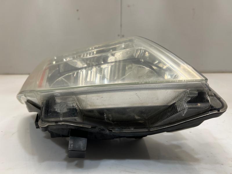 2005 - 2008 Nissan Frontier Headlight Assembly RH Passenger Side OEM 26010EA525