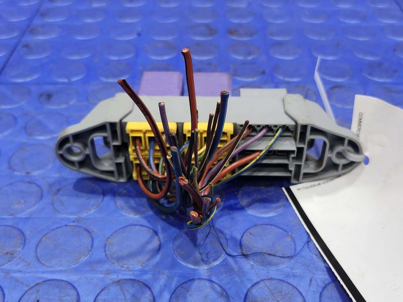2011 Maserati Quattroporte Cabin Fuse Box