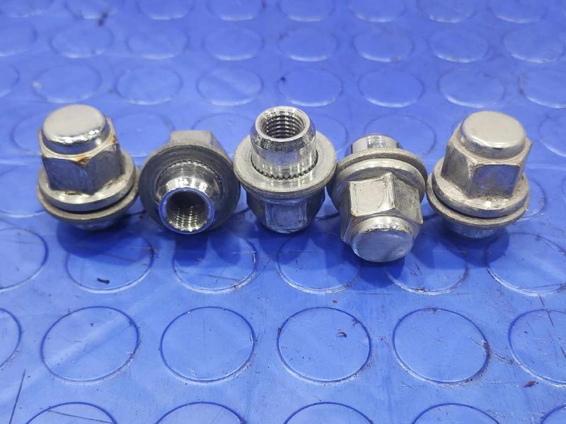 2016 Toyota Prius Lug Nuts