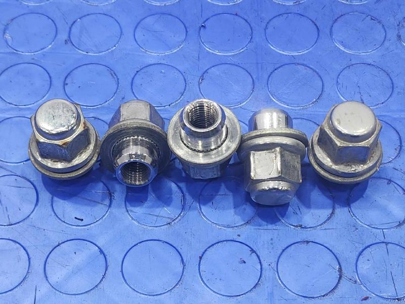 2016 Toyota Prius Lug Nuts