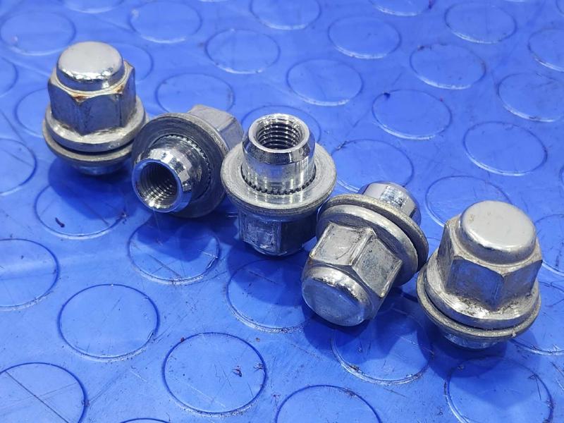 2016 Toyota Prius Lug Nuts