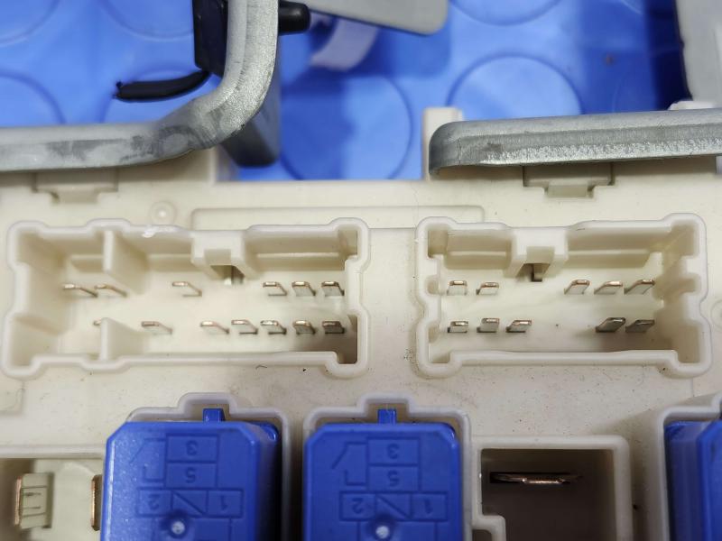 2011 Infiniti QX56 Cabin Fuse Box
