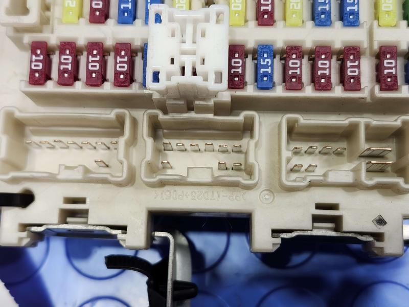 2011 Infiniti QX56 Cabin Fuse Box