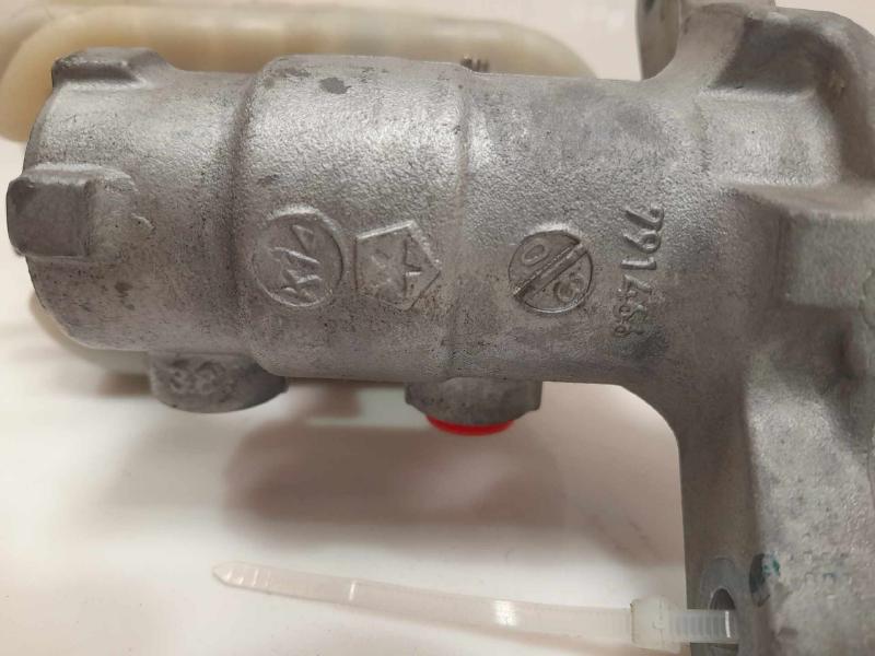 2015 - 2018 Jeep Cherokee Brake Master Cylinder Assembly OEM 68211881AD