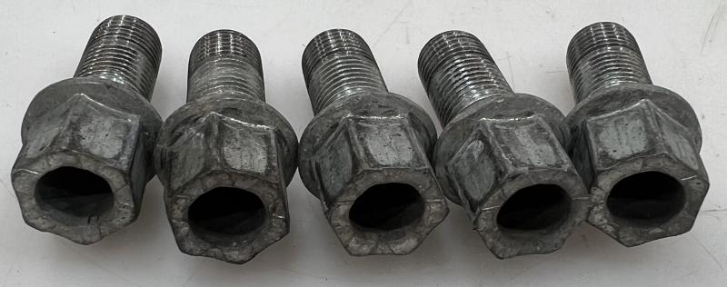 2013 Volkswagen Passat Lug Nuts