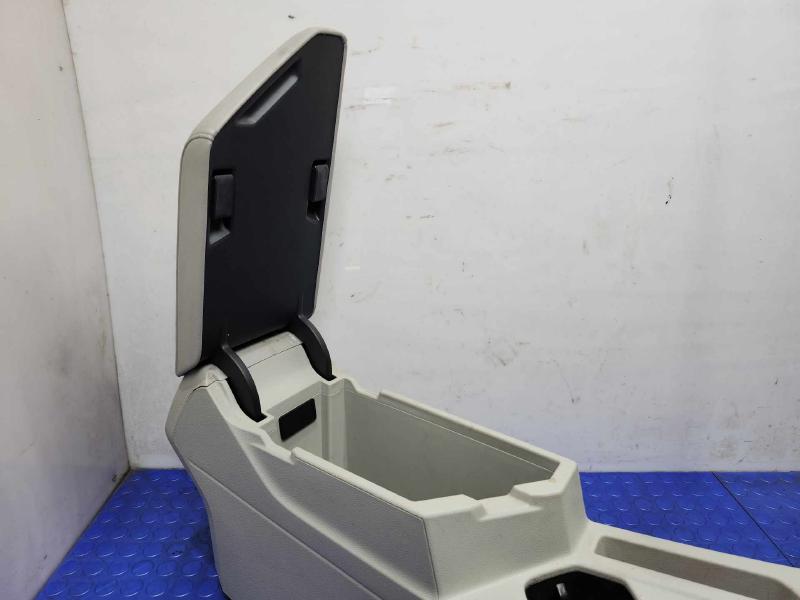 2019 Volkswagen Jetta Front Console