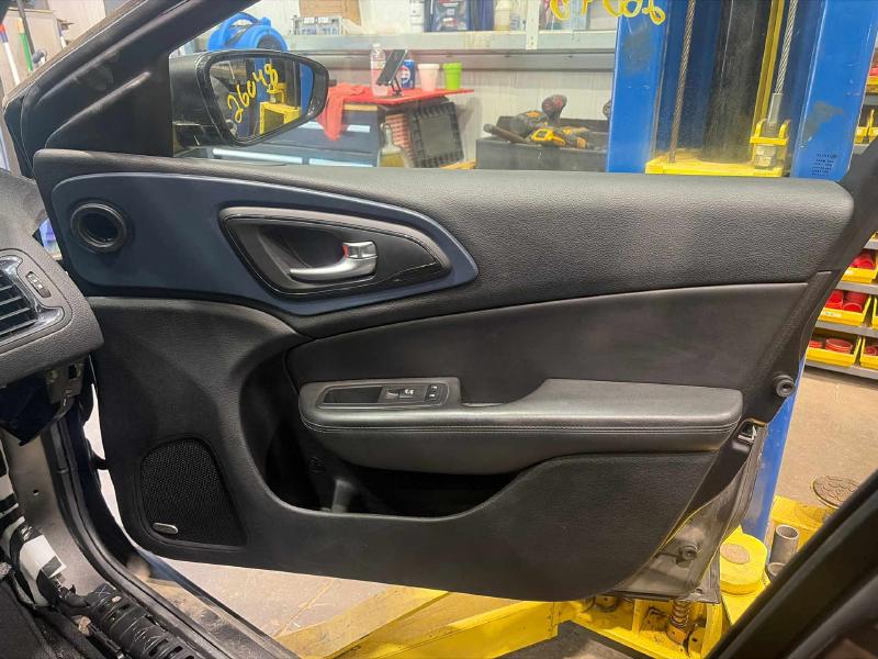 2015 Chrysler 200 Front Door Trim Panel