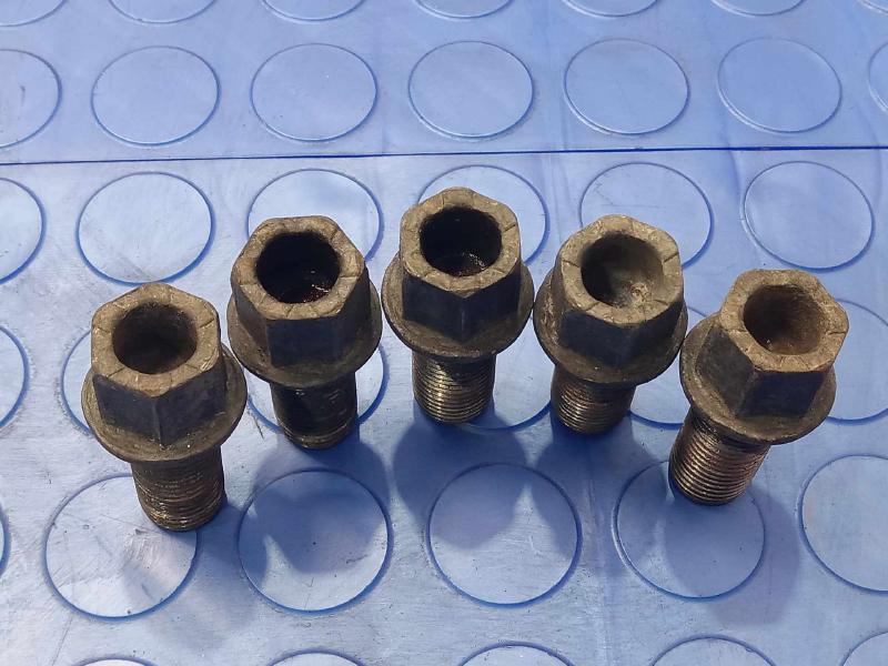 2006 Volkswagen Passat Lug Nuts