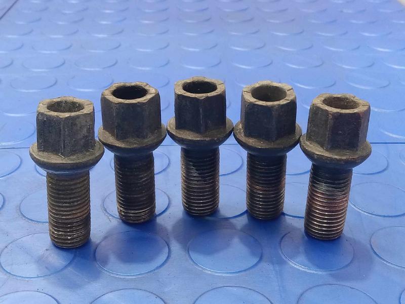 2006 Volkswagen Passat Lug Nuts