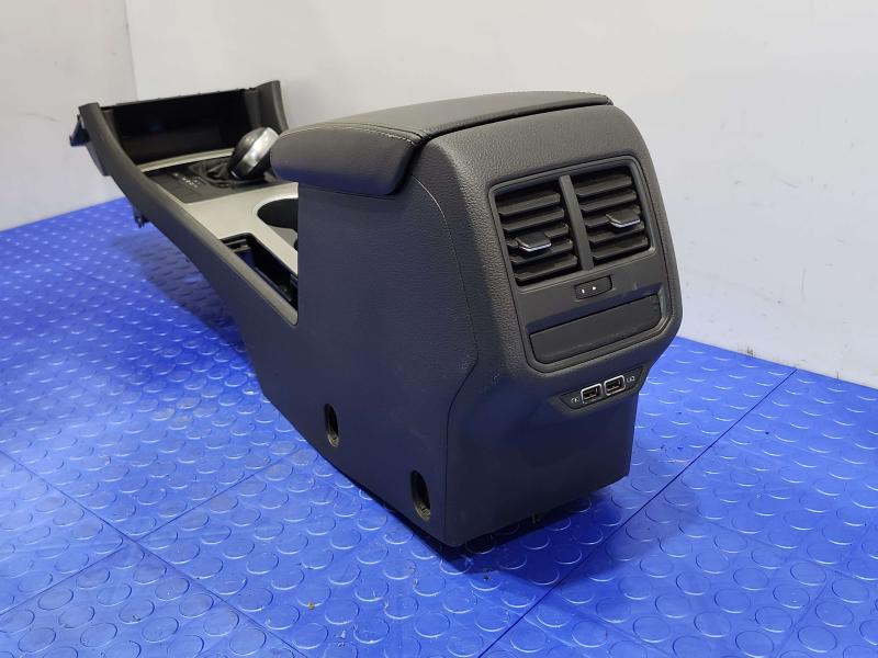 2020 Volkswagen Passat Front Console