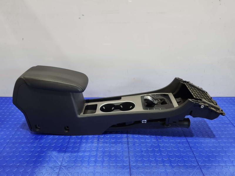 2020 Volkswagen Passat Front Console