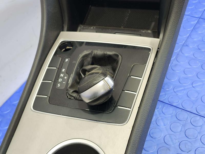 2020 Volkswagen Passat Front Console