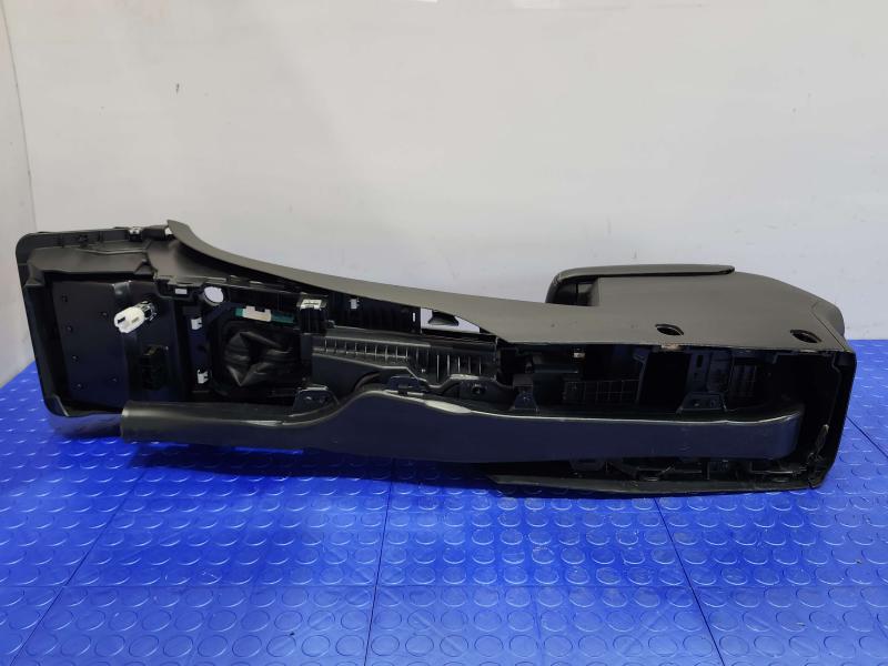 2020 Volkswagen Passat Front Console
